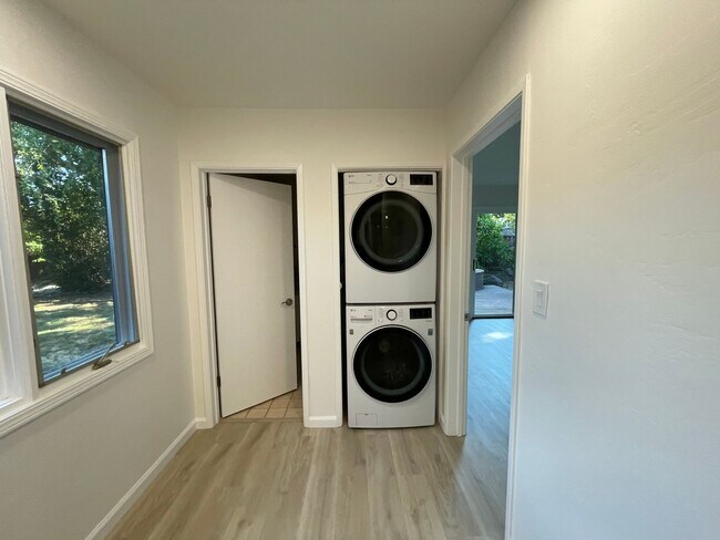 Building Photo - Palo Alto Midtown Updated 4BR Home w/ Spacious Yard