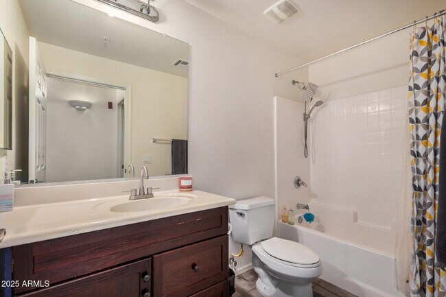 Building Photo - 920 E Devonshire Ave