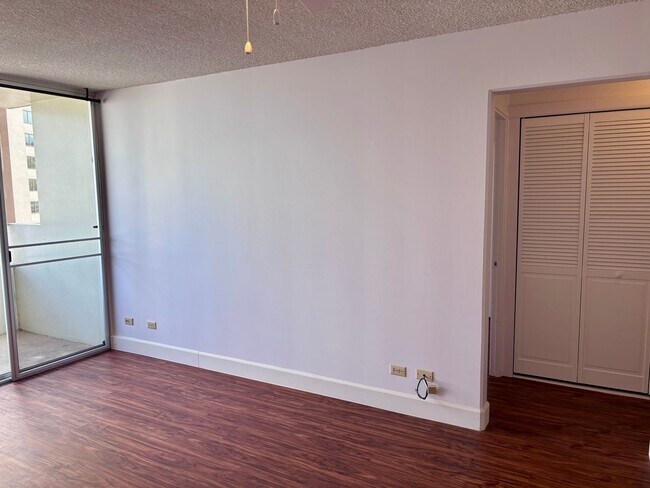 Building Photo - For Rent | New Renovated 1 Bedroom, 1 Bathroom with 1 Assigned Covered Parking at Scenic Tower