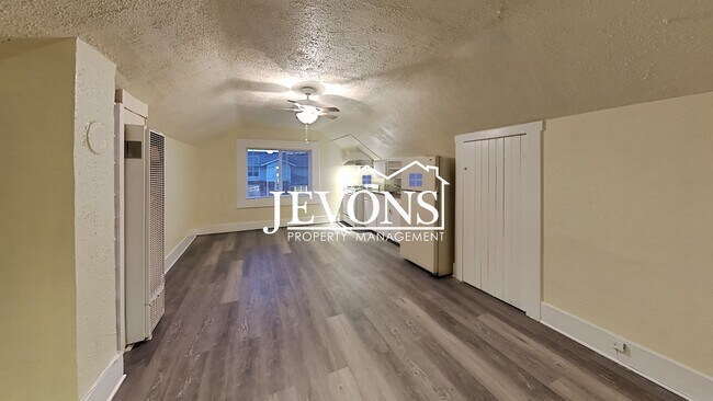 Building Photo - Make yourself at home in this apartment lo...
