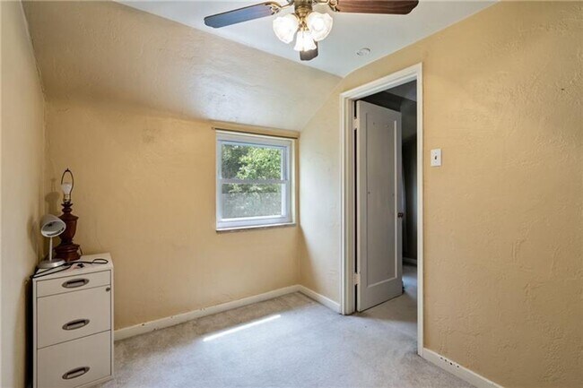 Building Photo - Fully Updated 3 Bed/1 Bath Home - Integral Garage, Laundry in Basement - Available Now in Penn Hi...