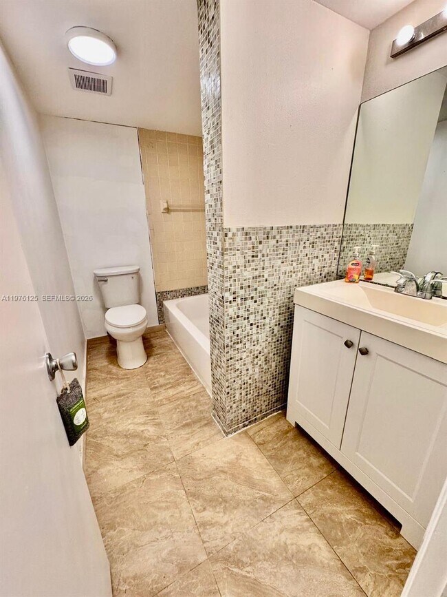 Building Photo - 747 SE 1st Ave