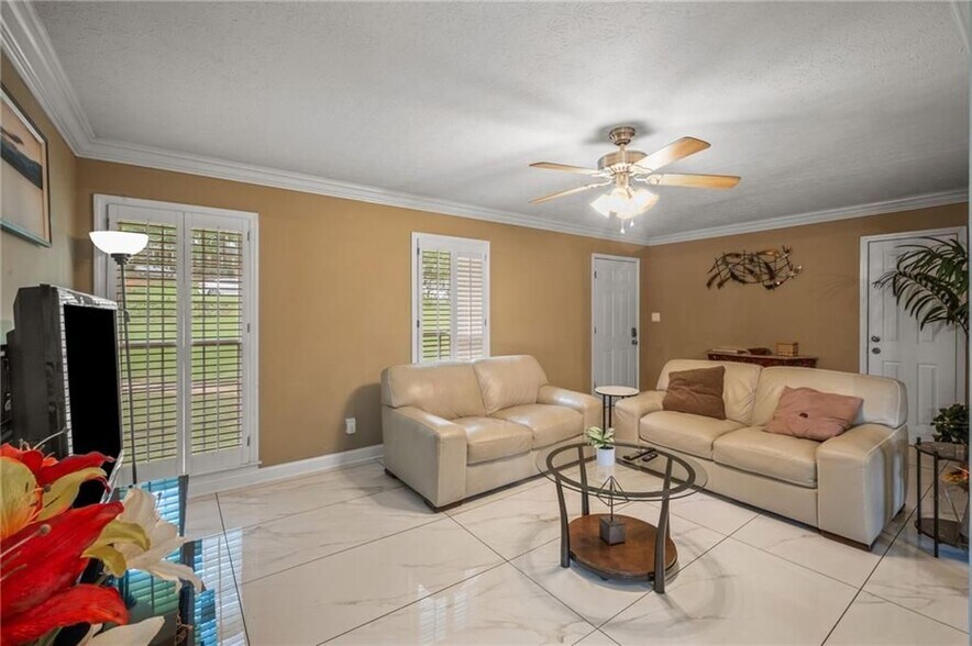 Building Photo - 4839 Lehigh Dr