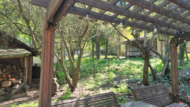 Building Photo - Beautiful Classic 4+ Bedroom 3,800 Sq. Ft....