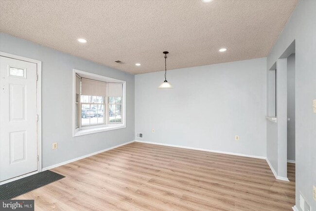 Building Photo - 110 Versailles Ct