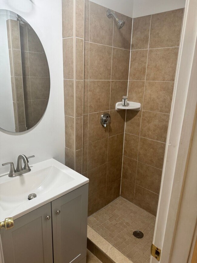 Building Photo - Great 2 bedroom Available 6/1