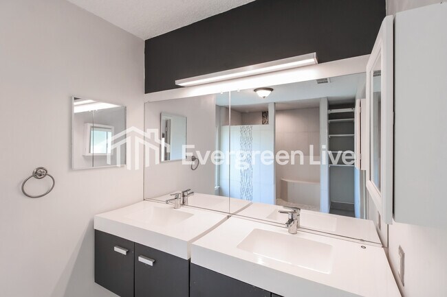 Building Photo - 918 Long Prairie Dr