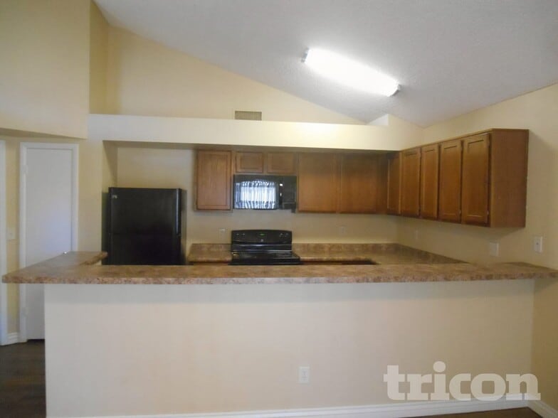 Building Photo - 1706 N Comanche Dr