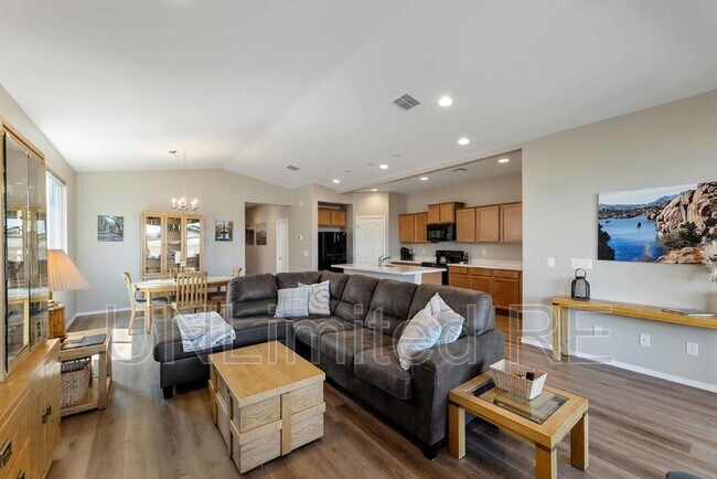 Building Photo - 1380 Warbler Wy