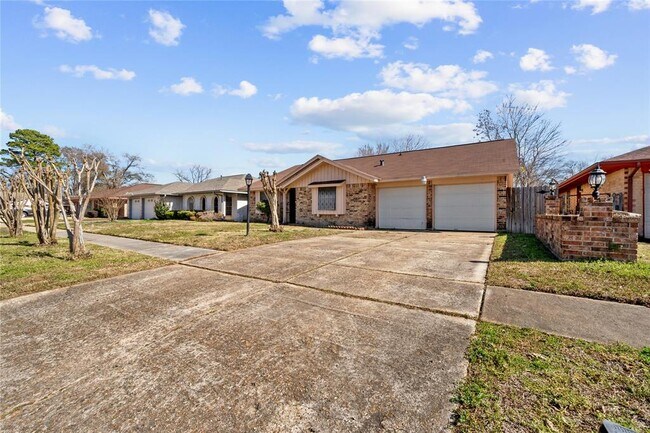 Building Photo - 9746 Seeker St