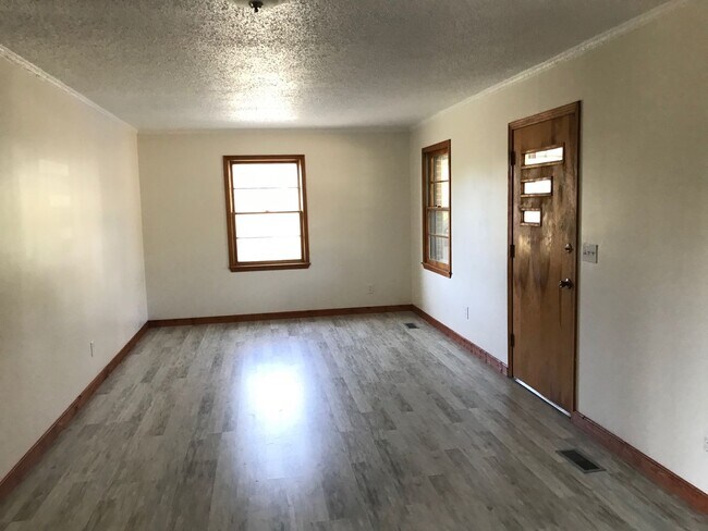 Building Photo - Spacious 3-Bedroom Home in the Heart of Baxter | Basement + Wrap-Around Driveway