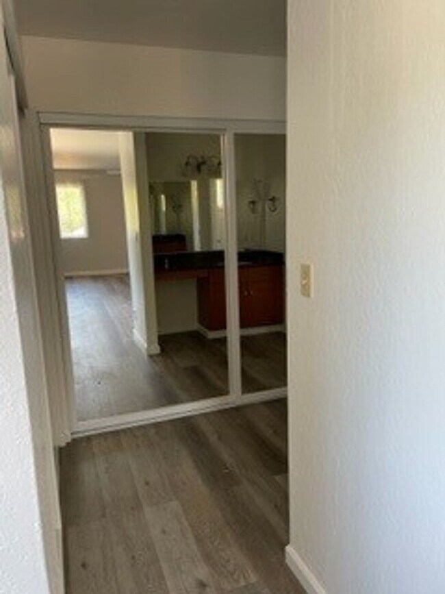Building Photo - -Spacious 4 Bed 2.5 Bath, House, with Hew Hardwood Floors throughout -