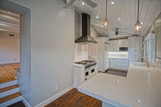 Building Photo - BEAUTIFULLY REMODELED, BRIGHT & AIRY HILLS...