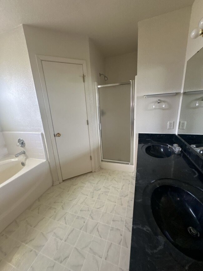 Building Photo - 3bd/2ba Single-Family Home on Amethyst Dr!