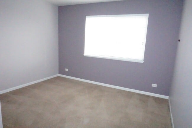 Building Photo - Rare find-3 Bedroom spacious corner unit with Den, 2.5 baths and 2 car garage