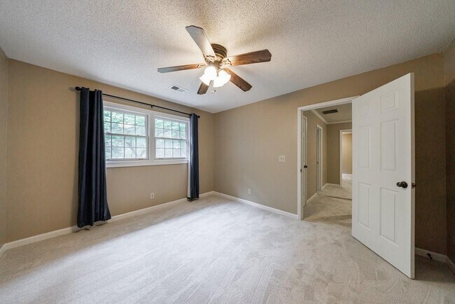 Building Photo - 10565 Shallowford Rd