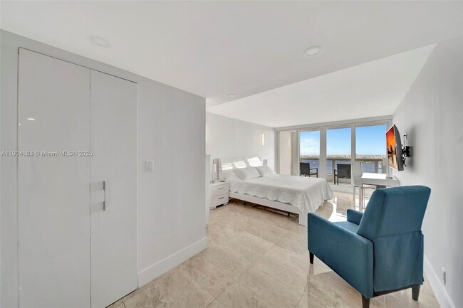 Building Photo - 1717 N Bayshore Dr