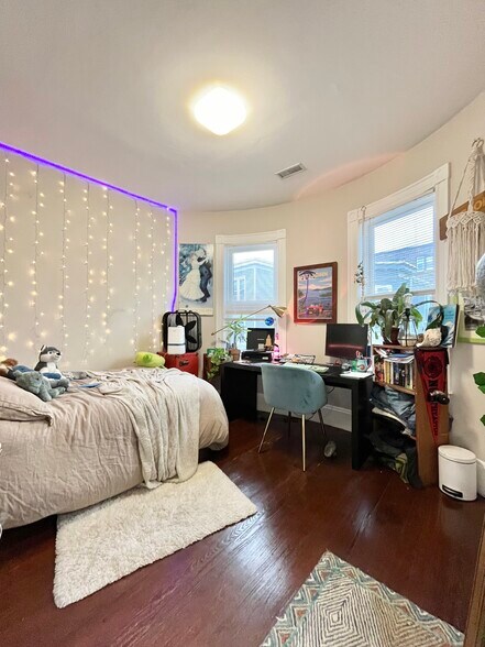 Building Photo - 724 Parker St