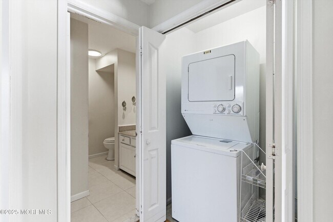 Building Photo - 606 Bay Ave