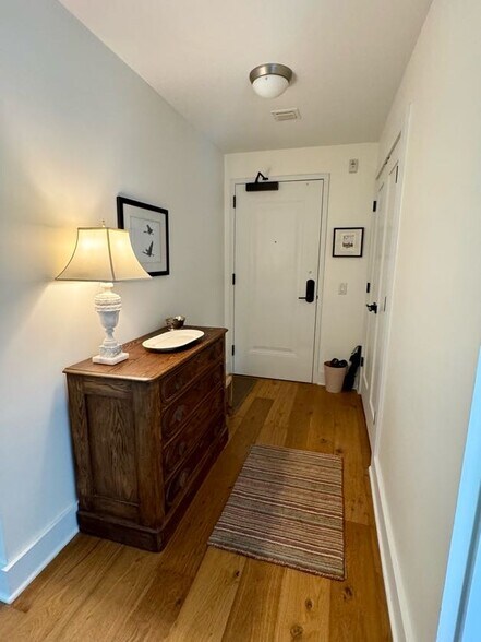 Foyer w/ double coat closet - 34 Bridge St