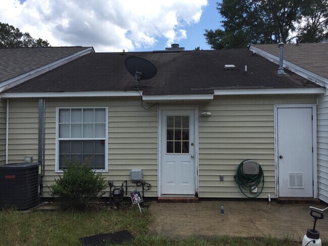 Building Photo - N.W. 2/2 Townhome off Mission Rd. near Fred George