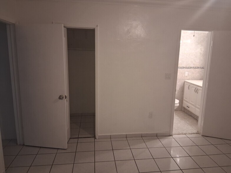 Building Photo - 1605 NE Miami Gardens Dr