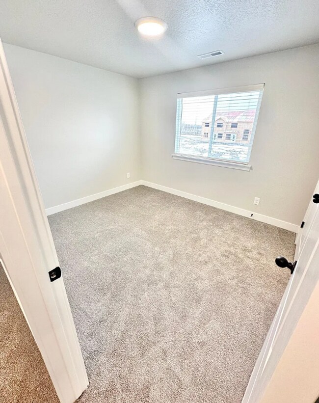Building Photo - Upgraded Townhome in Willow Point – 3 Bed,...