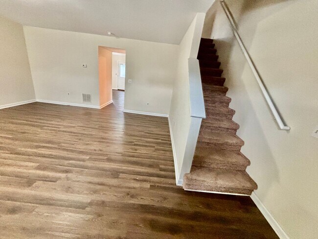 Building Photo - 2 Bedroom Townhouse in Richmond!