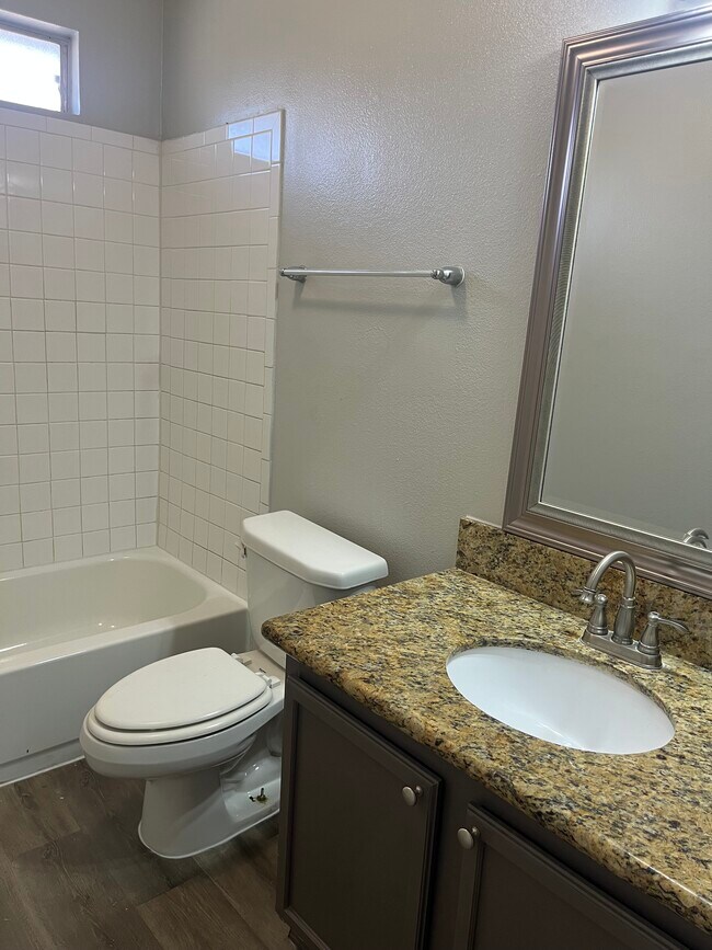 Building Photo - 4030 Green Crest Dr