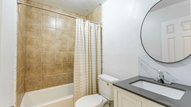 Building Photo - 3 Bedroom 1.5 Bath House in Hobcaw Point -...