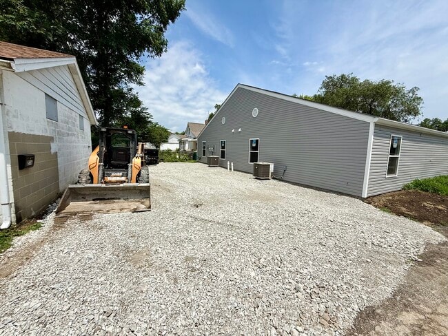 Building Photo - 276 N Vine St