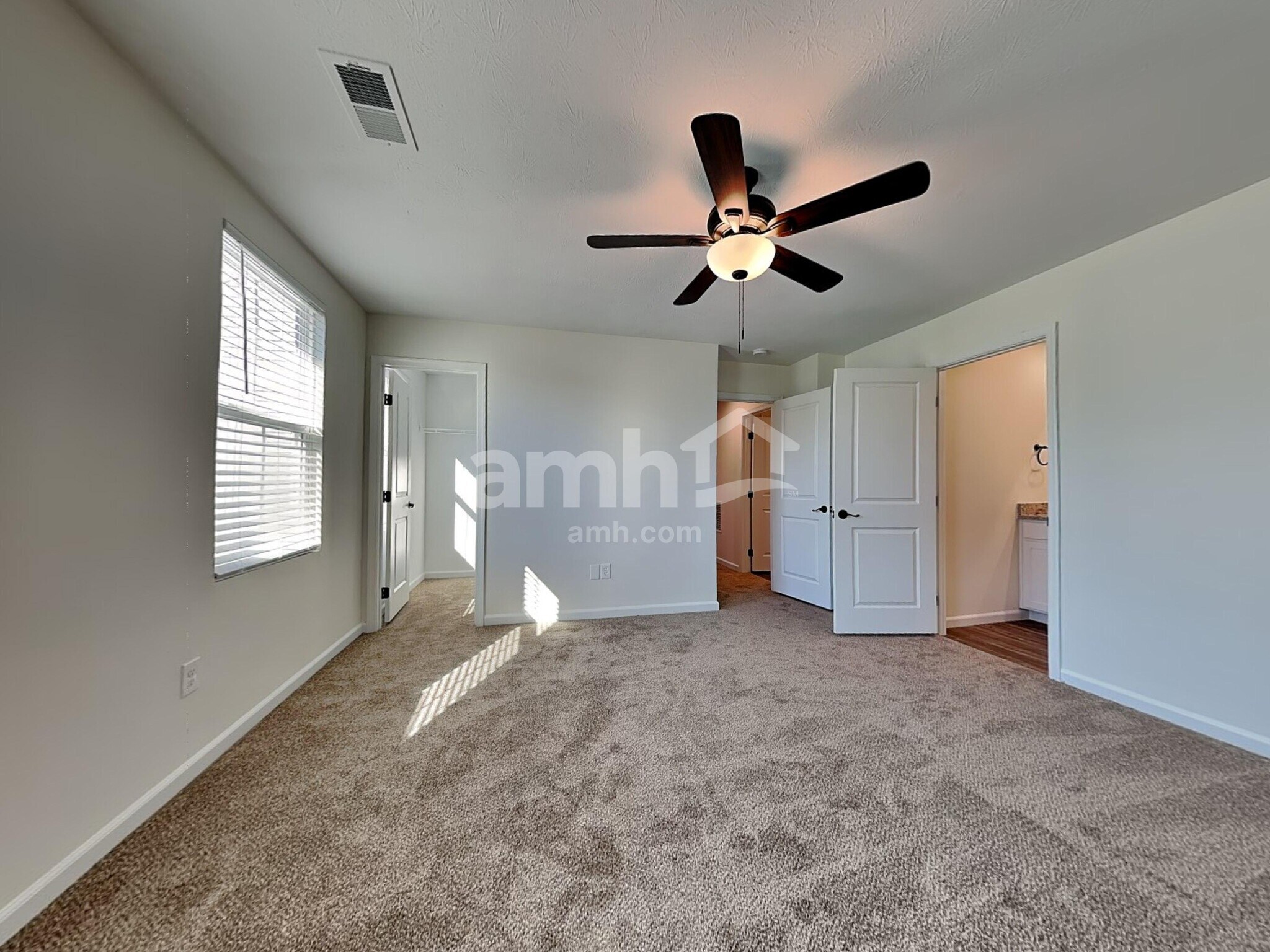 Building Photo - 213 Wooded Ridge Dr