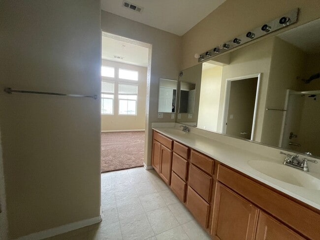 Building Photo - Three Bedroom Two Bathroom Condo in Lake Elsinore
