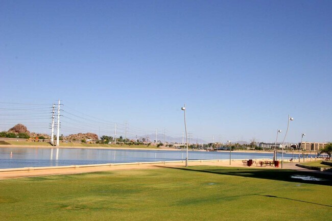 Building Photo - 716 W 11th St