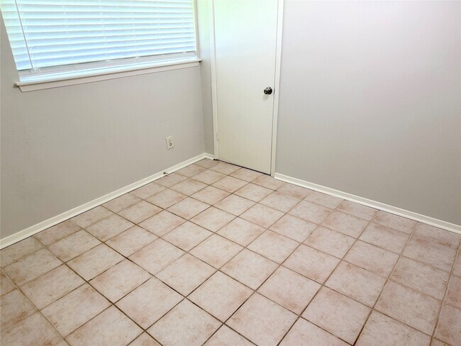 Building Photo - 534 Glenvale Dr