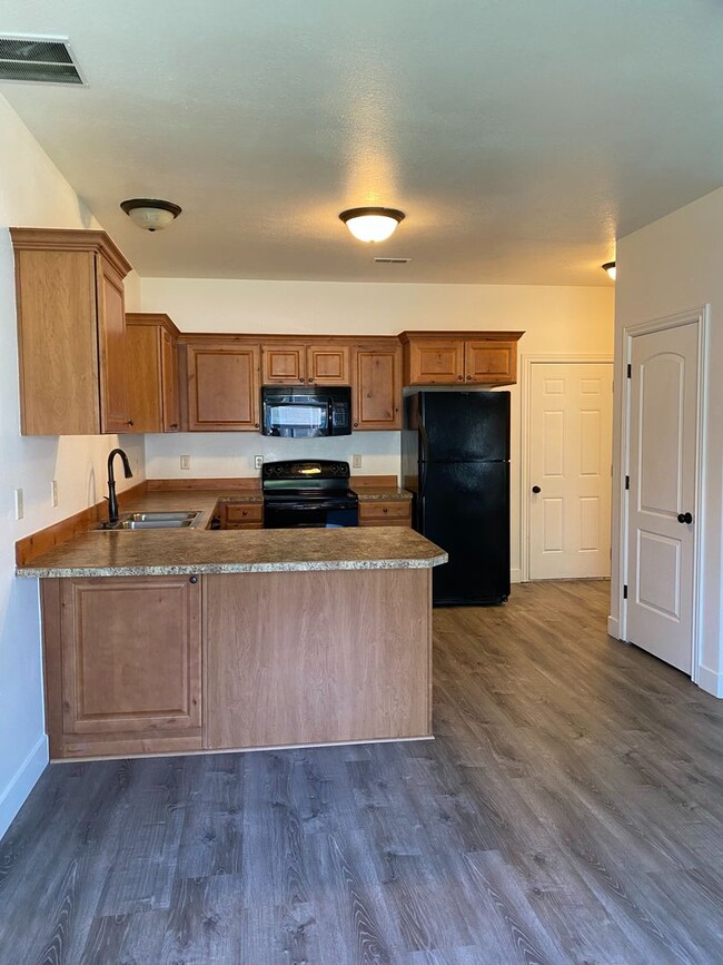 Building Photo - $200 OFF FIRST MONTHS RENT IF A LEASE IS S...