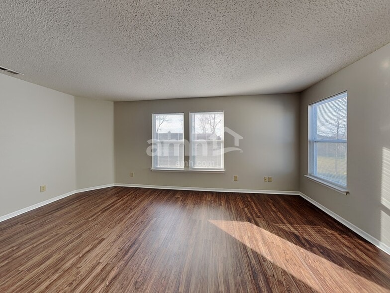 Building Photo - 690 Runnymede Ct