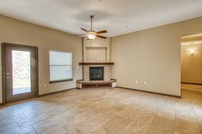 Building Photo - FOR SALE OR FOR RENT 12053 SILVER CROWN RO...