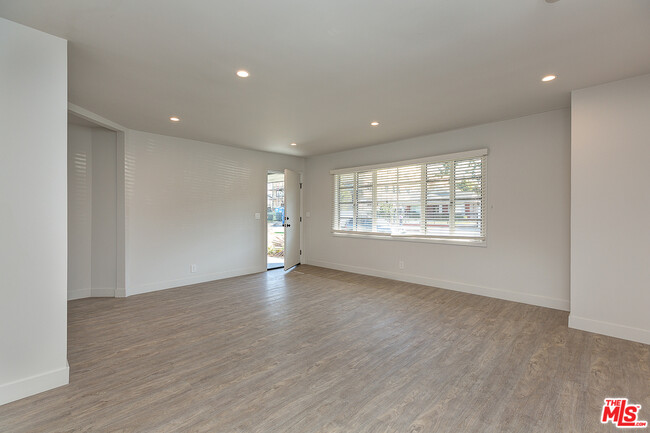 Building Photo - 1103 Bronson Ave