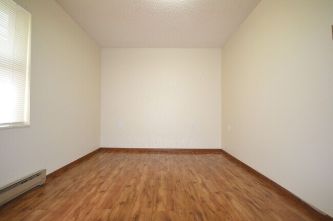 Building Photo - Warsaw Apartments