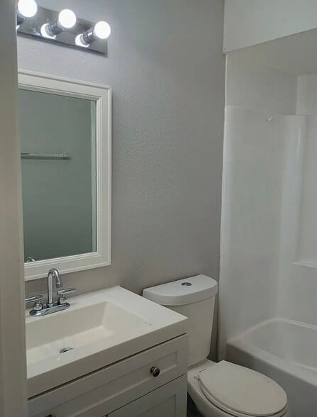 Building Photo - 483 N Briar Creek Point
