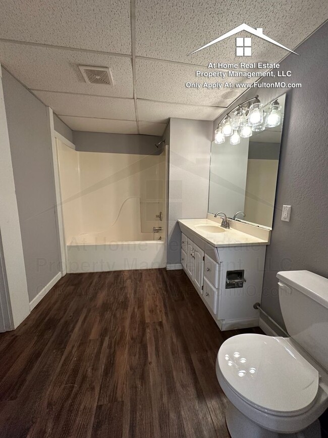 Building Photo - 101 E 10th St