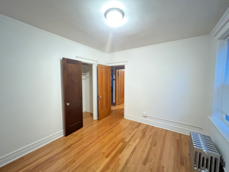 Building Photo - 6321 N Hermitage Ave