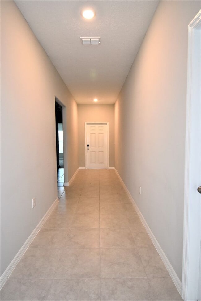 Building Photo - Like New 4 Bedroom Home