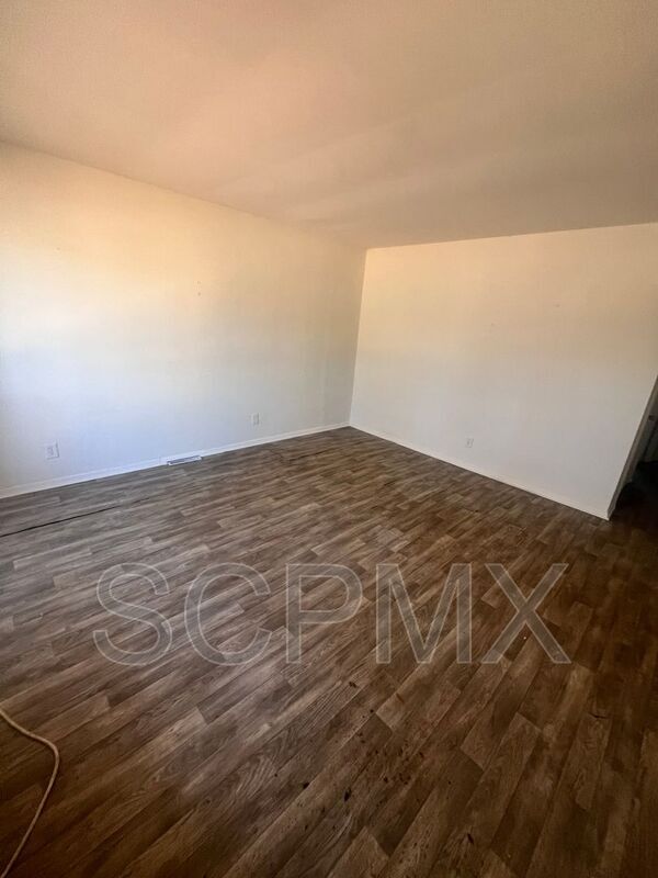 Building Photo - 532 Camrose Dr