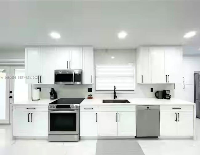 Building Photo - 301 SW 136th Ct