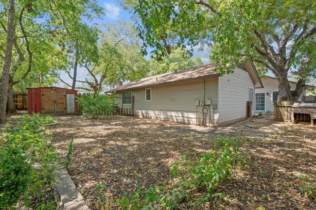 Building Photo - 10103 Woodland Village Dr