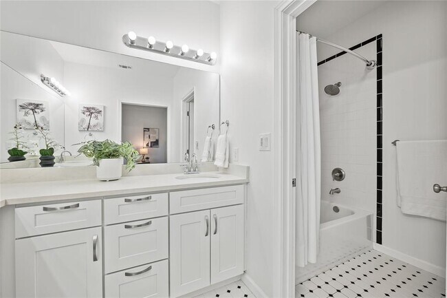 Building Photo - 6501 Columbia Oaks Ct