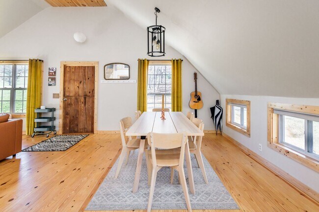 Building Photo - Barn-Style Modern Farmhouse with Mountain Views in Candler — 30 Minutes to Downtown Asheville