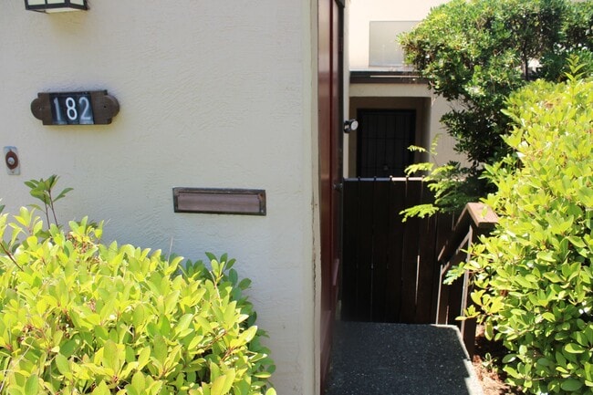 Building Photo - Bright 2 Bedroom, 2 Bathroom Condo, W/ Gar...